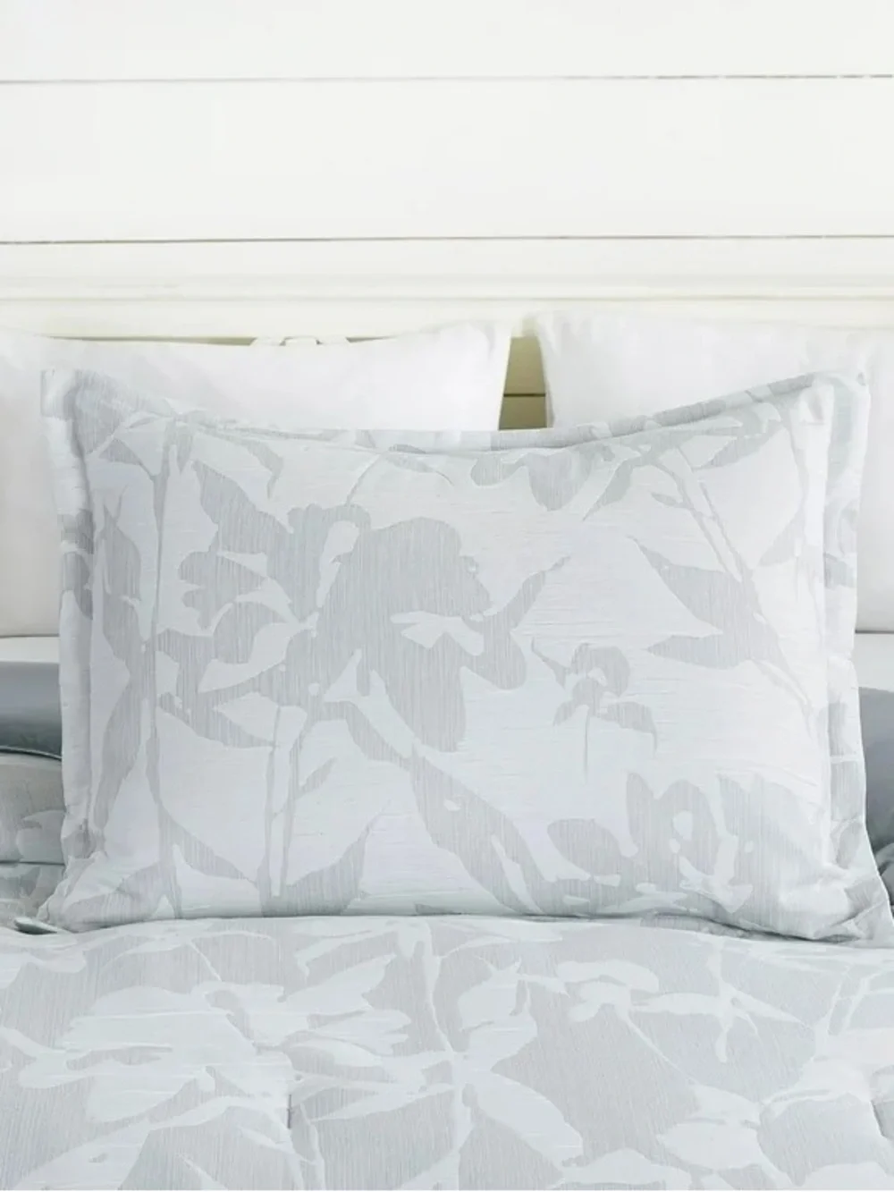 Elegant Floral Comforter Set in Light Gray and White Queen 3 piece set